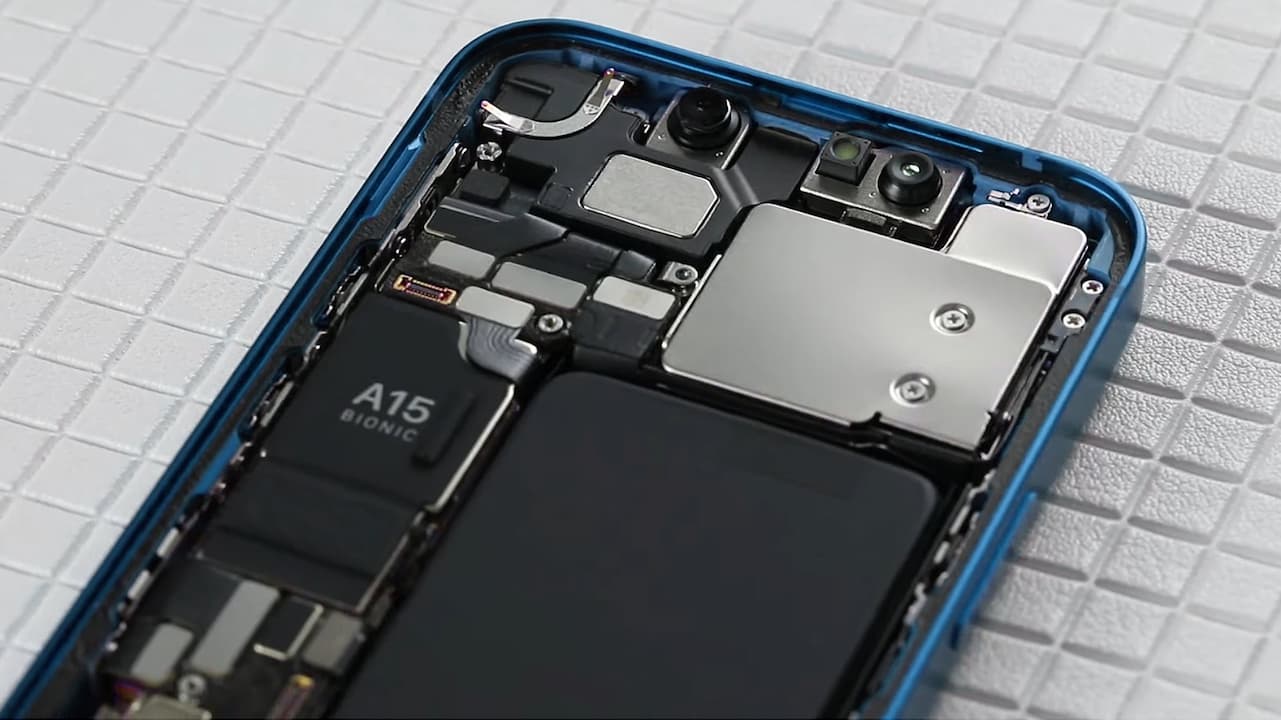 IPHONE 13 MANFAATKAN 98% BAHAN BAKU YANG DAPAT DIDAUR ULANG