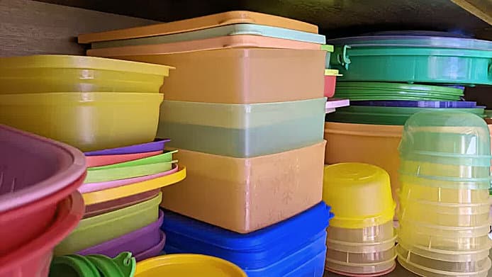 Sudah Dicuci Tapi Masih Berminyak? Begini Cara Menghilangkan Minyak Pada Perabot Plastik